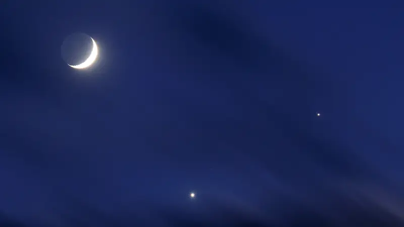 Story image: Moon joins parade of planets this week