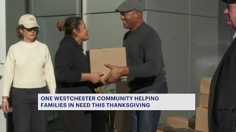 Story image: Mariano Rivera helps ‘close out’ hunger, delivers Thanksgiving meals