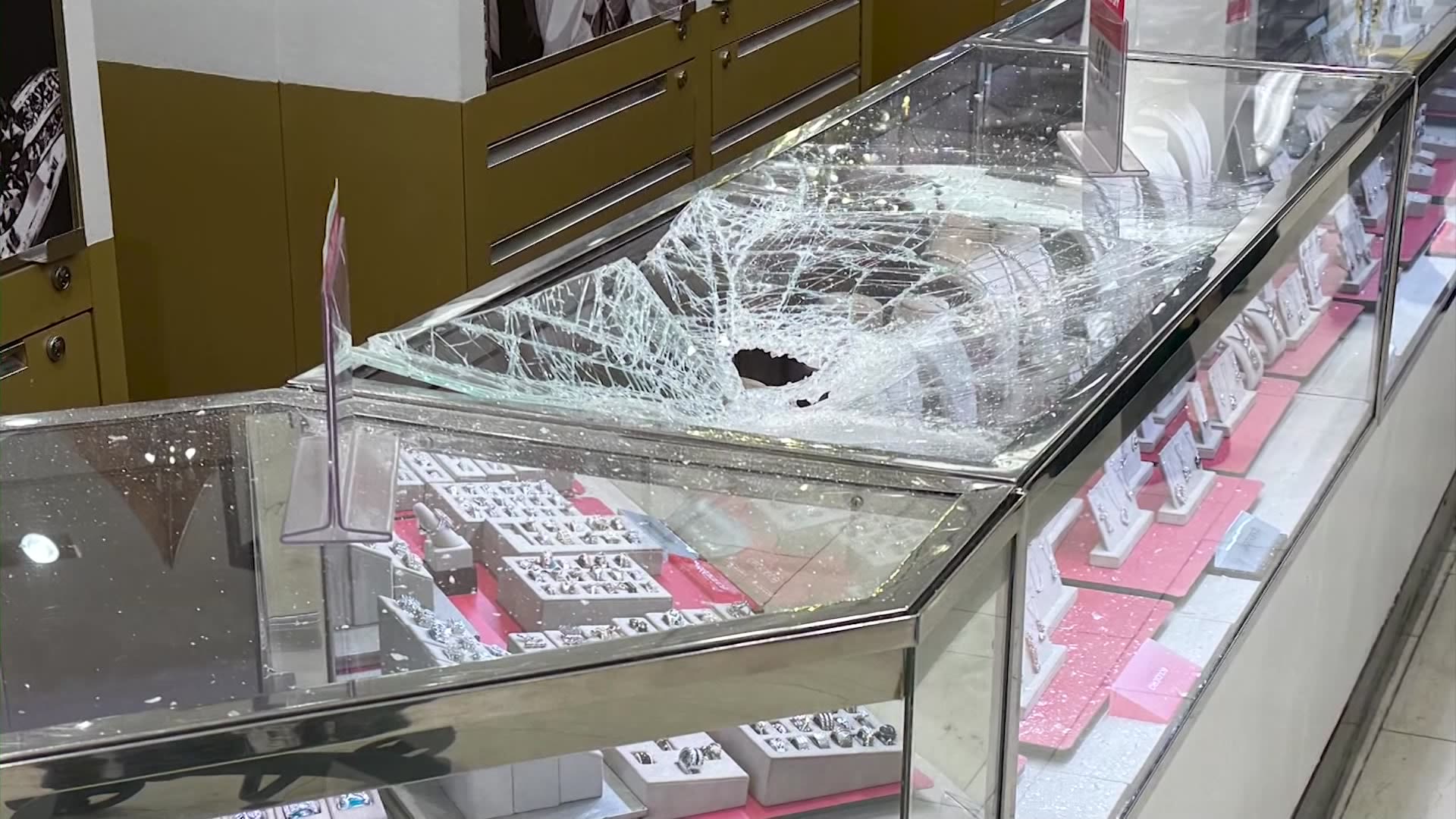 $30,000 worth of diamond necklaces stolen during smash-and-grab at Macy ...