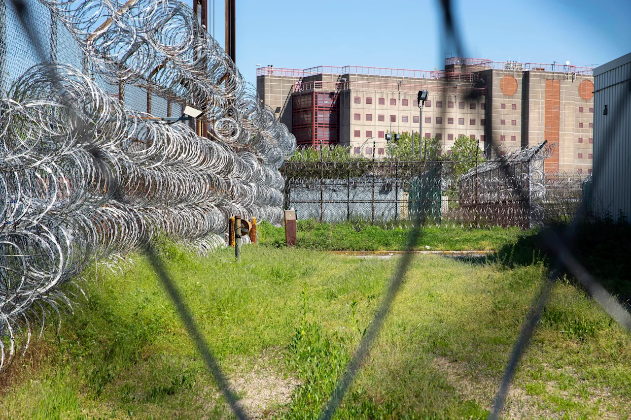 3 NYC corrections officers suspended following death of man incarcerated at Rikers Island