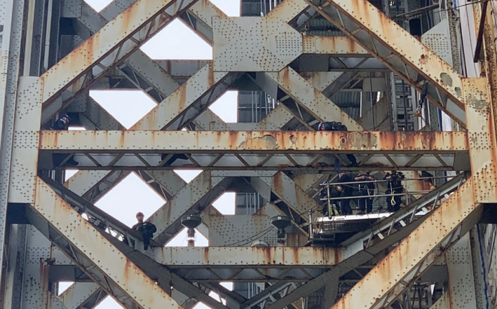 Story image: Authorities: George Washington Bridge climber in custody
