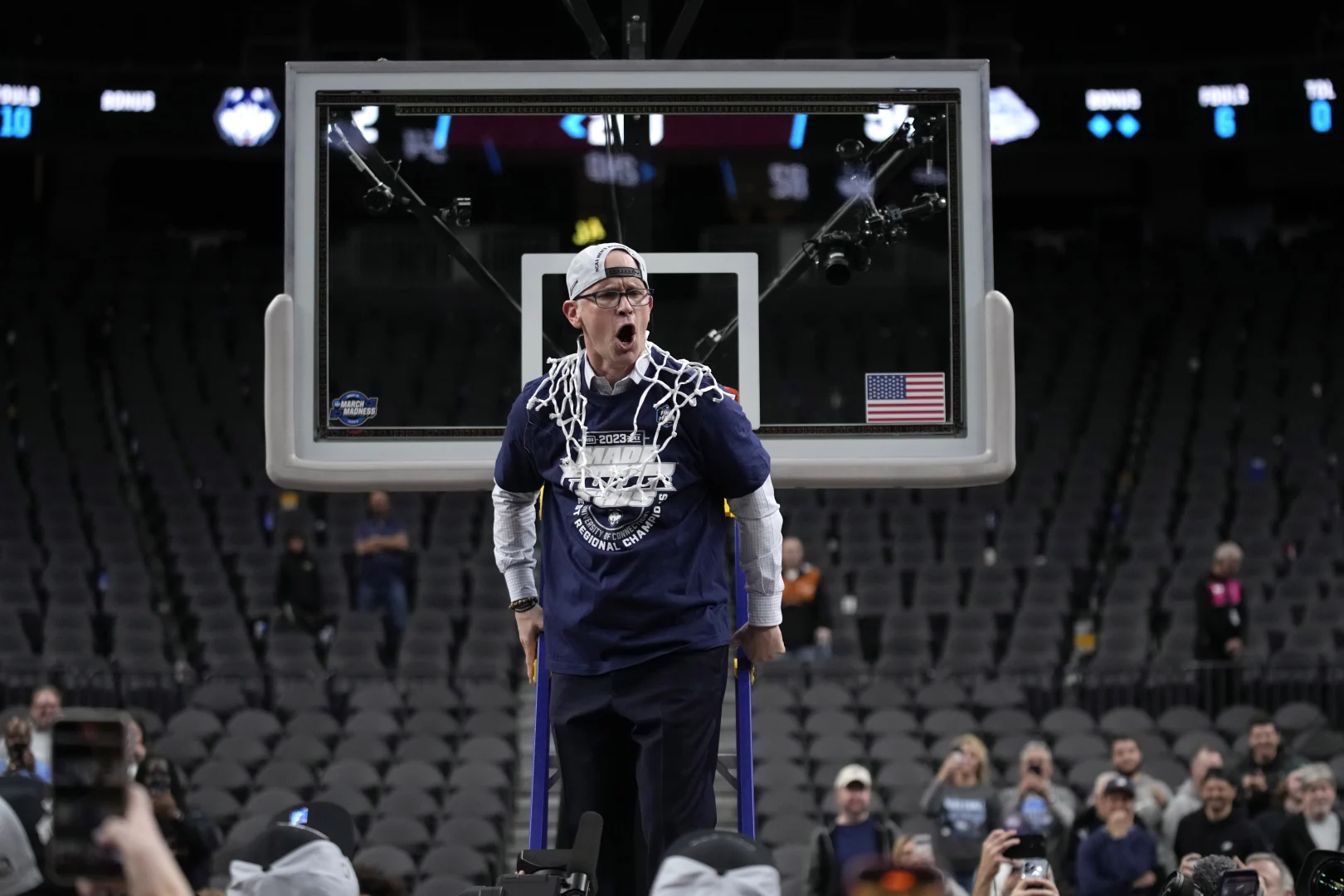 ESPN reporting UConn coach Hurley to make announcement Monday if he's staying or going to Lakers