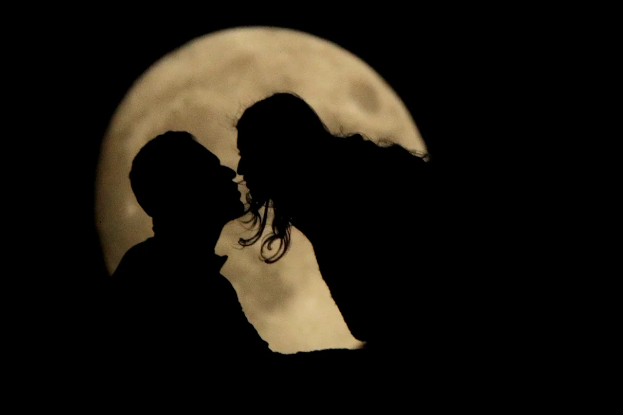 couple kiss