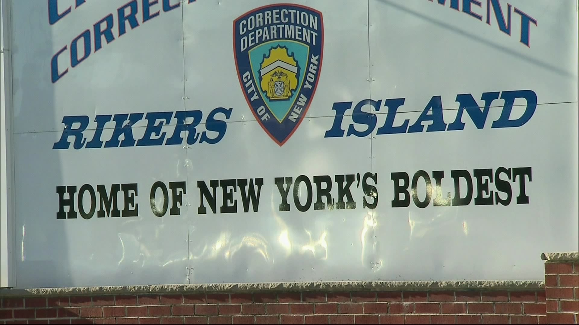 Officials Rikers Island inmate indicted for beating an officer unconscious