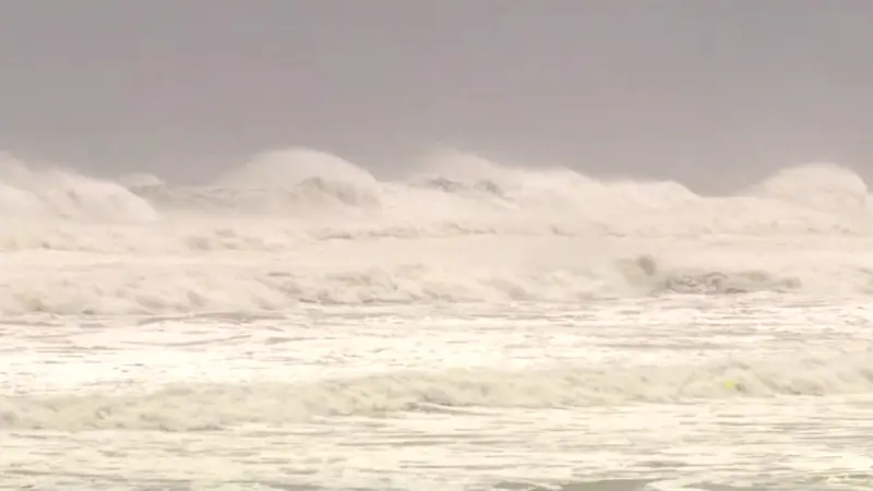 Story image: Long Island's vulnerable shores monitored as Hurricane Erin passes