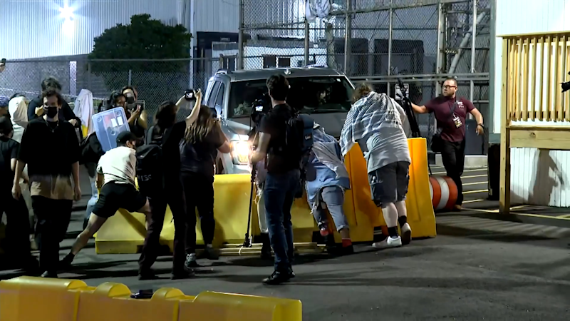 Story image: Univision 41 News Brief: Reportan fuga de detenidos y protestas en centro de detección de ICE