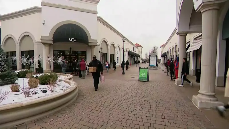 Story image: Last-minute shoppers race to cross off Christmas gift lists