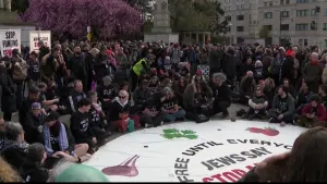 Protesters hold Seder sit-in at Grand Army Plaza