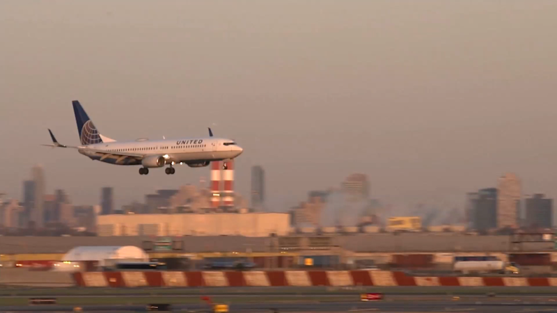 Story image: Univision 41 News Brief: Aerolínea United reanuda sus vuelos tras falla informática