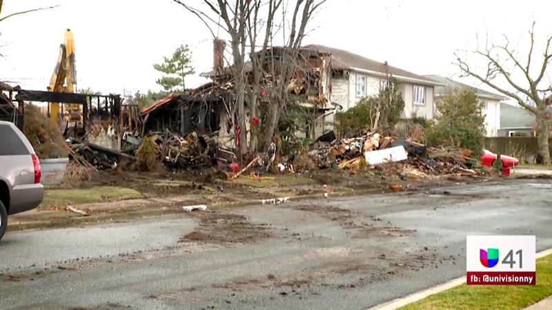 Story image: Univision 41 News Brief: Incendio masivo destruye una vivienda en Island park, New York