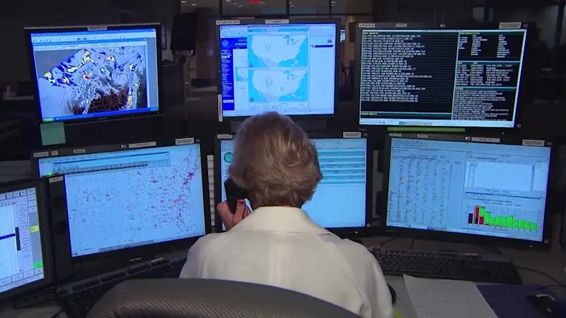 Story image: Gov't shutdown to ground flights: Transportation secretary orders 10% air traffic reduction at some airports