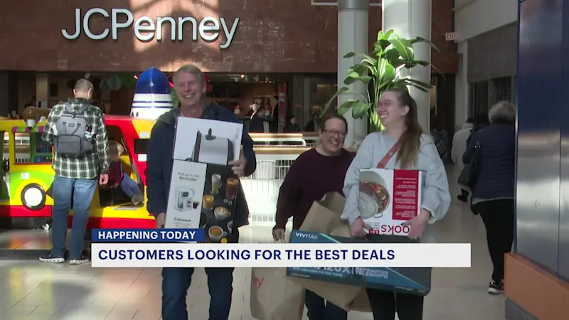 Story image: Thousands of shoppers take advantage of Black Friday Deals at Danbury Fair Mall