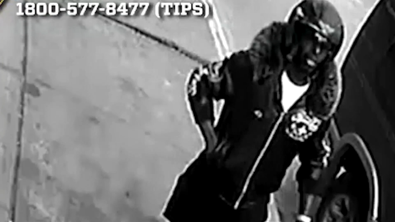 Story image: Univision 41 News Brief: Autoridades arrestan a sospechoso de asesinar en la calle con cuchillo a hombre en El Bronx