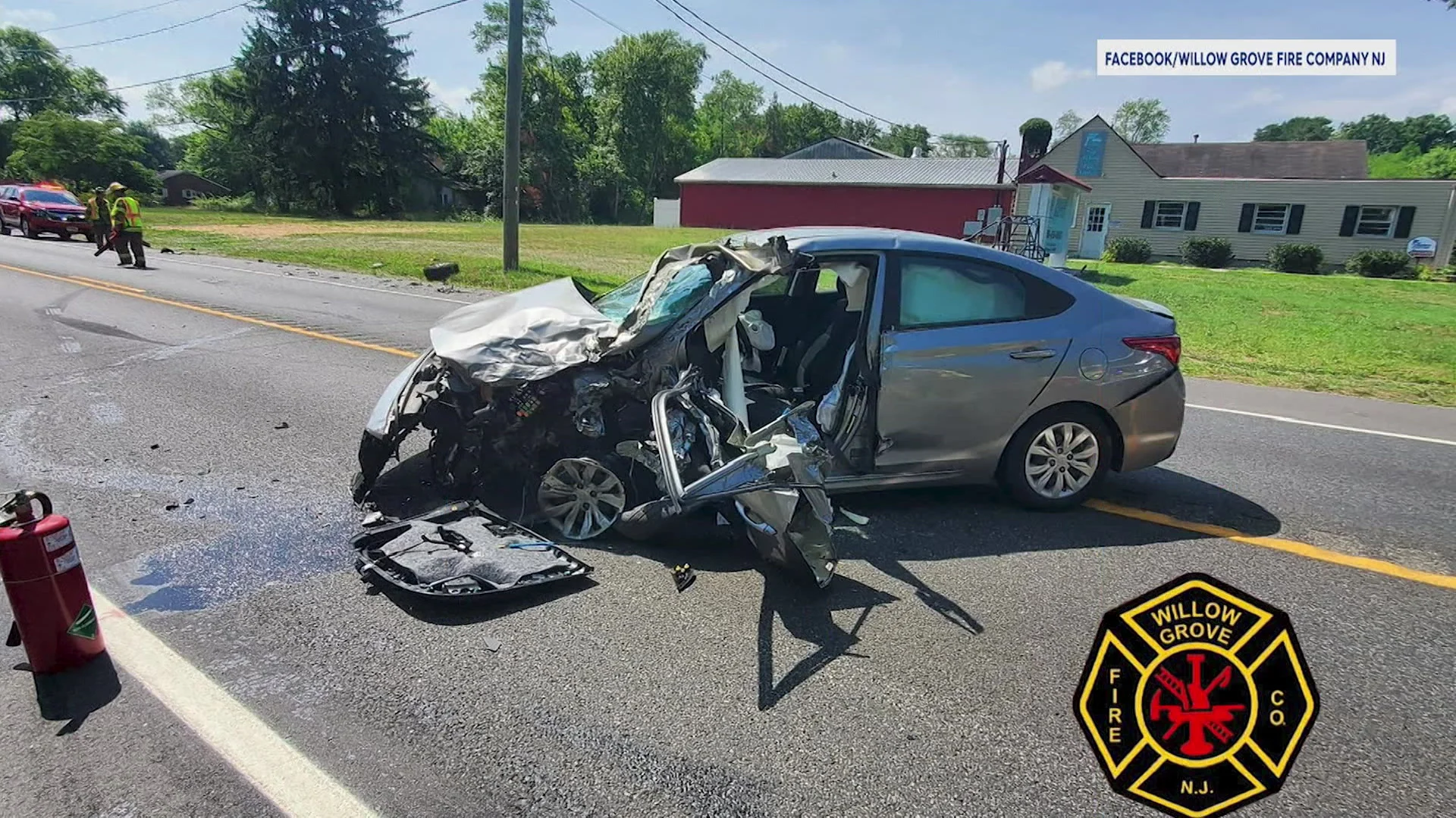 Police: 2 people injured in Gloucester County car crash – News 12 New Jersey