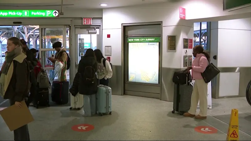 Story image: New Yorkers head to the airports for last-minute holiday flights amid American Airlines outage