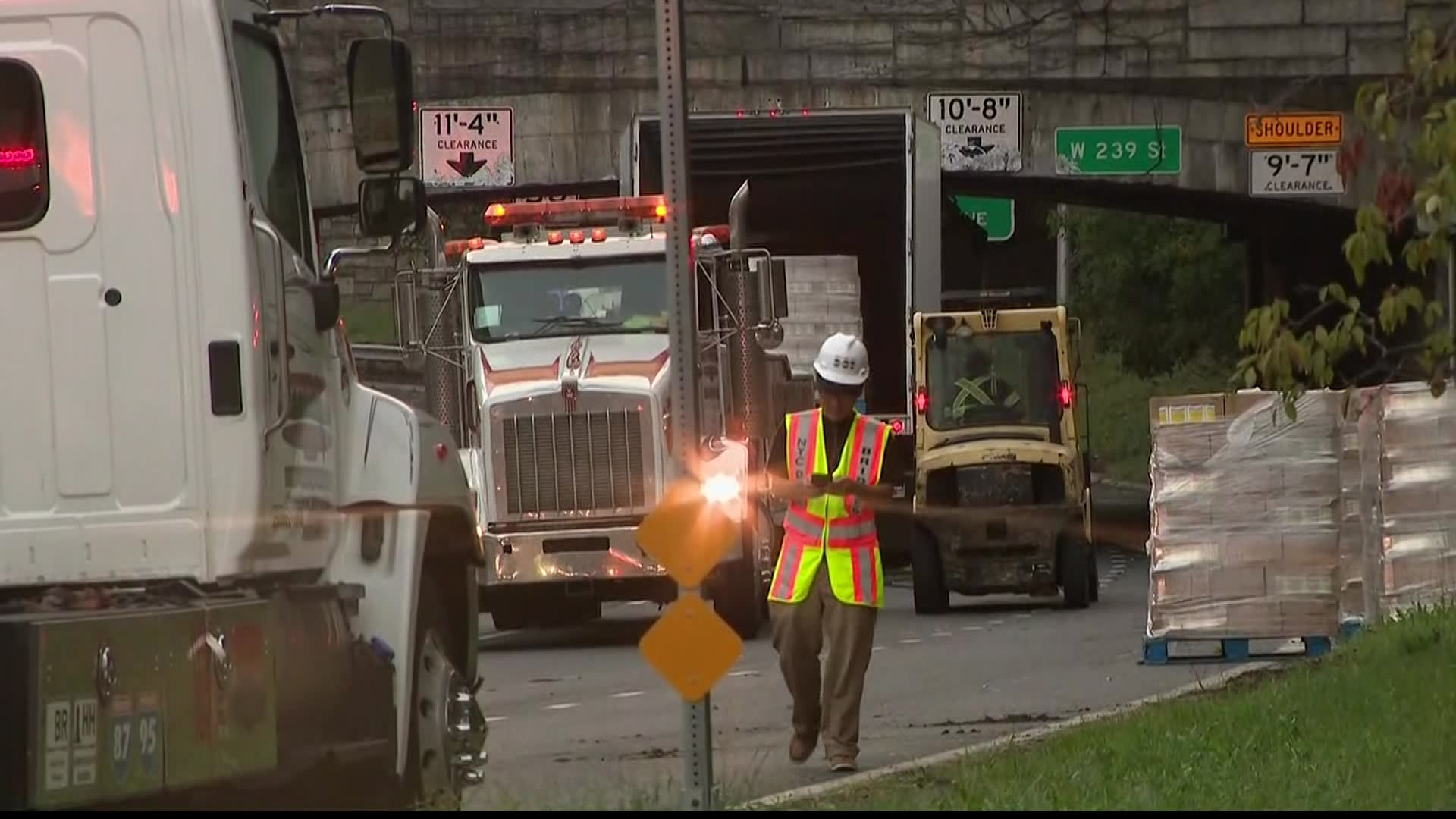 Truck overpass strike blocked traffic on Henry Hudson Parkway