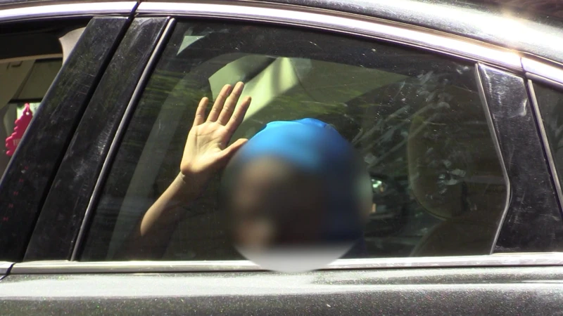 Story image: Police: Yonkers mom charged for leaving 2 kids locked in hot car in the Bronx 