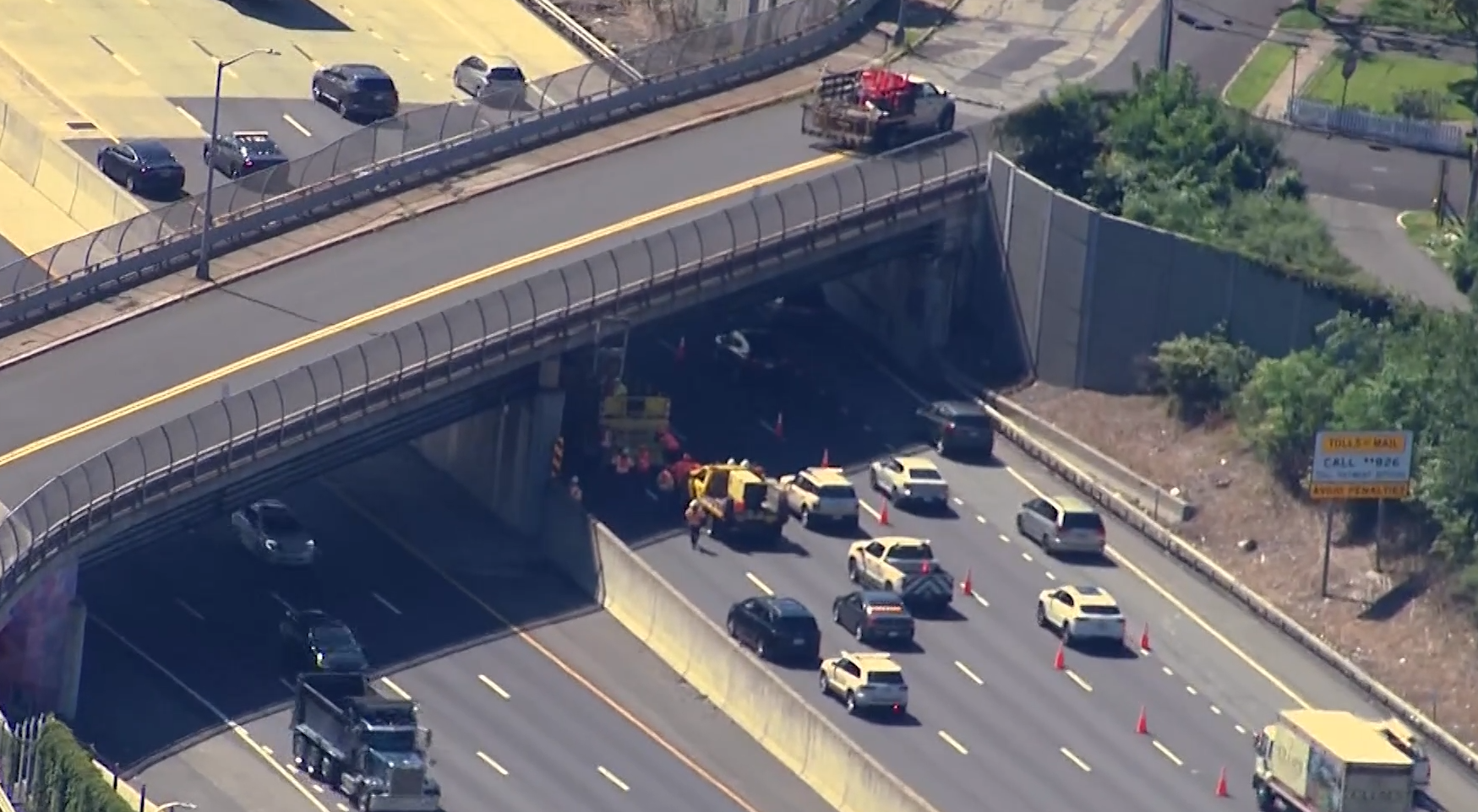 Tractortrailer hits overpass, snarls traffic on NYS Thruway in South Nyack