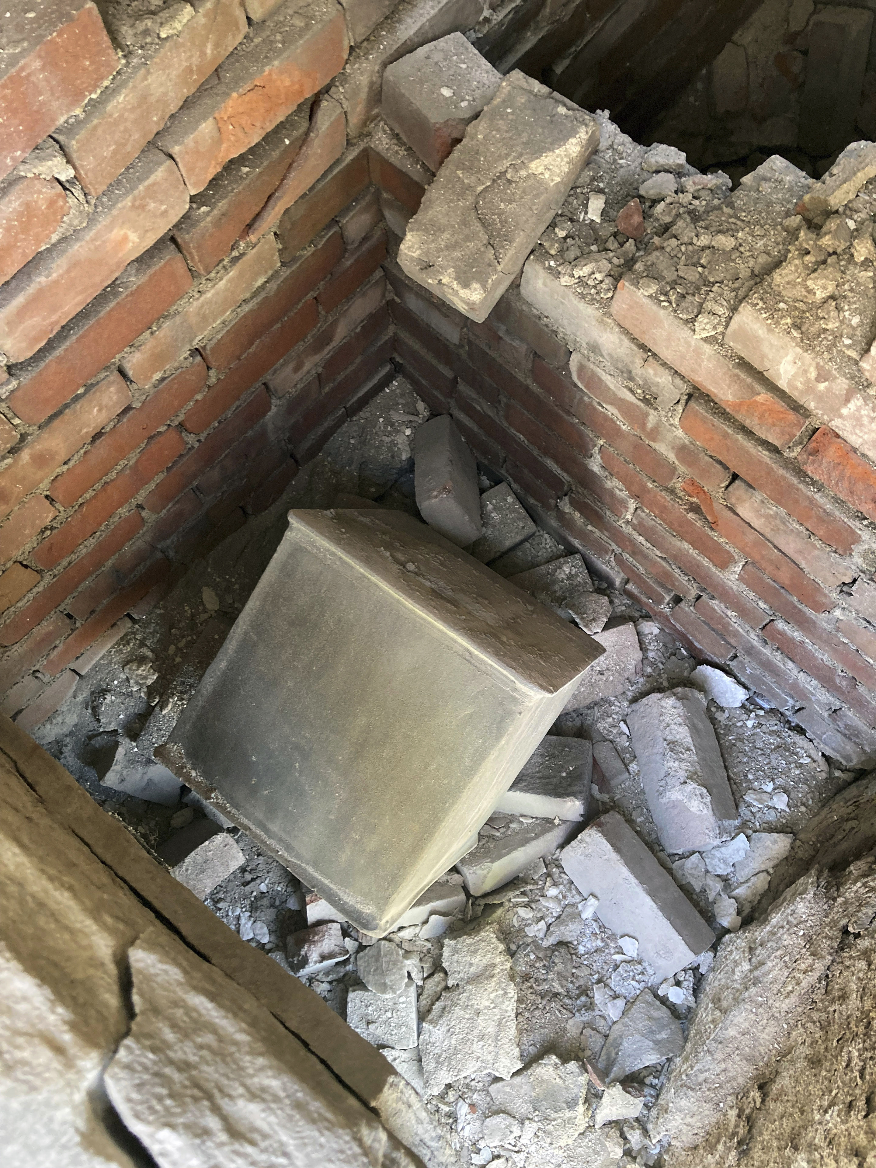 AP23237740415812.jpg