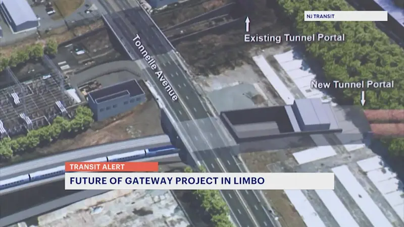 Story image: Democrats push Trump to support Gateway Tunnel Project. Murphy: "Too much at stake."