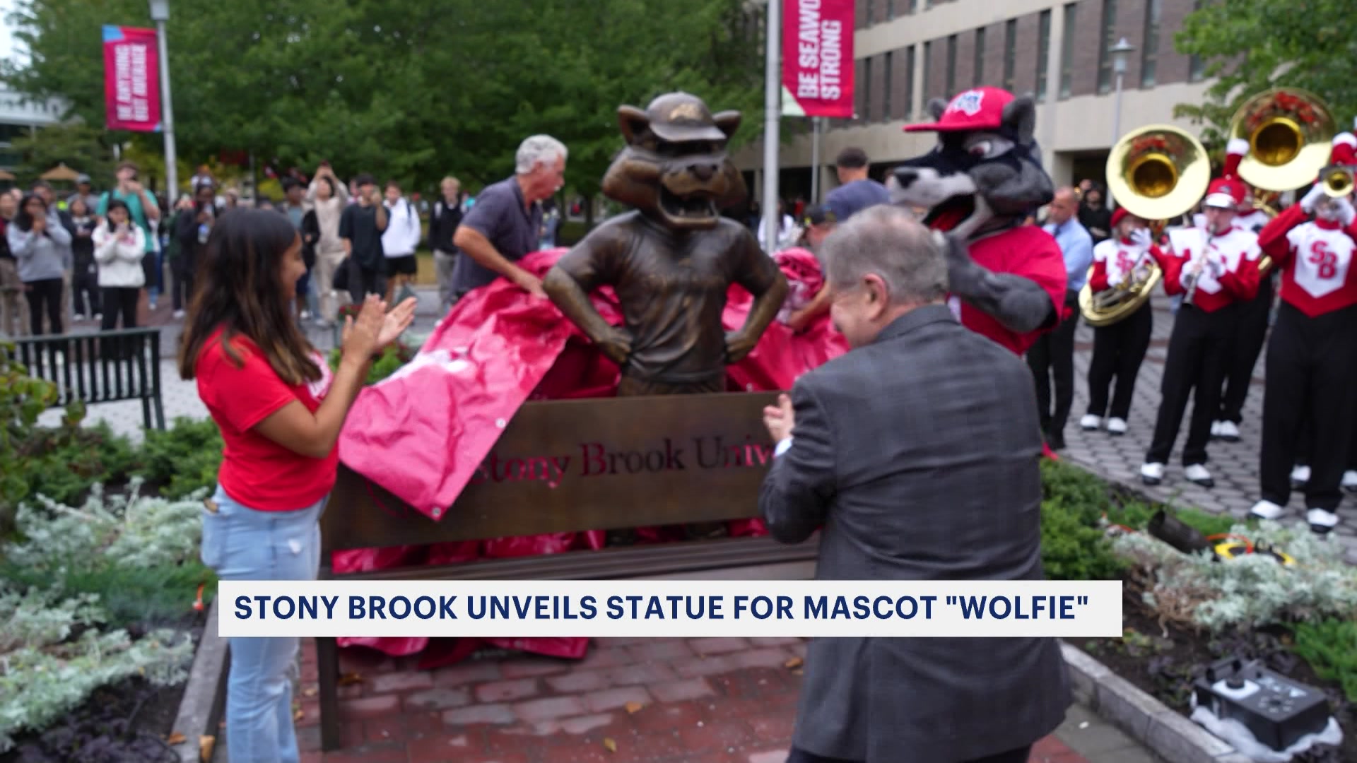 Stony Brook unveils statue for mascot 'Wolfie'