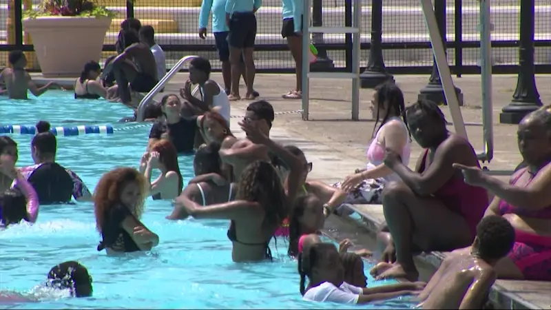Story image: Bronx residents battle heat & rain on Friday