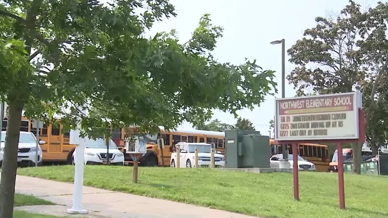 Story image: Amityville parents tell News 12 school employee dressed as ICE agent for Hero Day