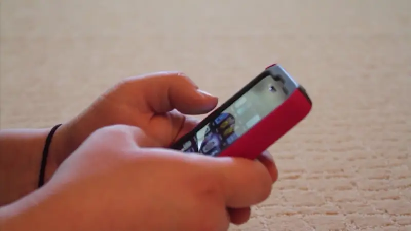 Story image: Student starts petition against bell-to-bell cellphone ban at Fairfield high schools