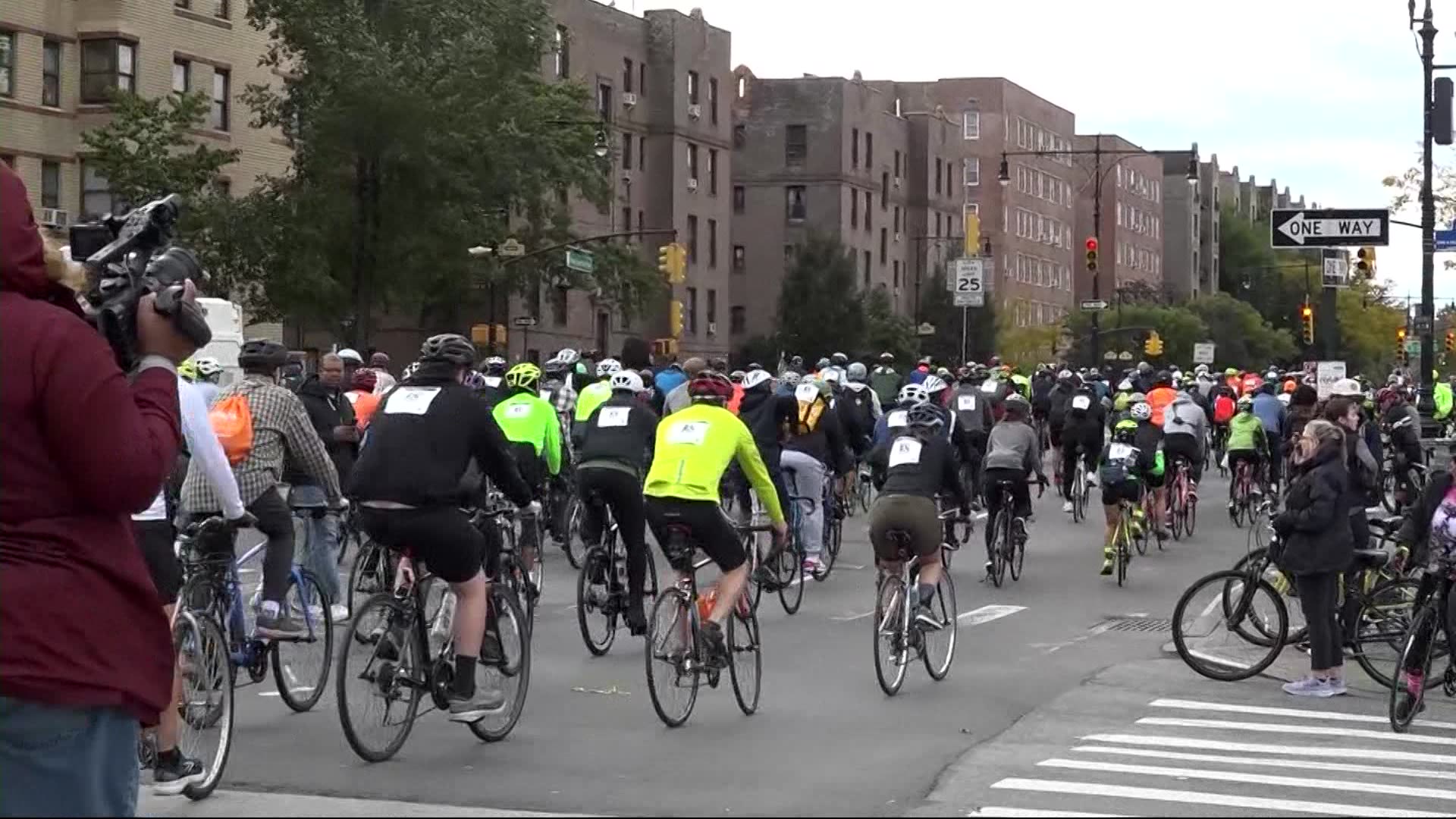 4,000 cyclists take to the streets during Tour De Bronx