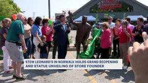 Stew Leonard's in Norwalk unveils statue of founder