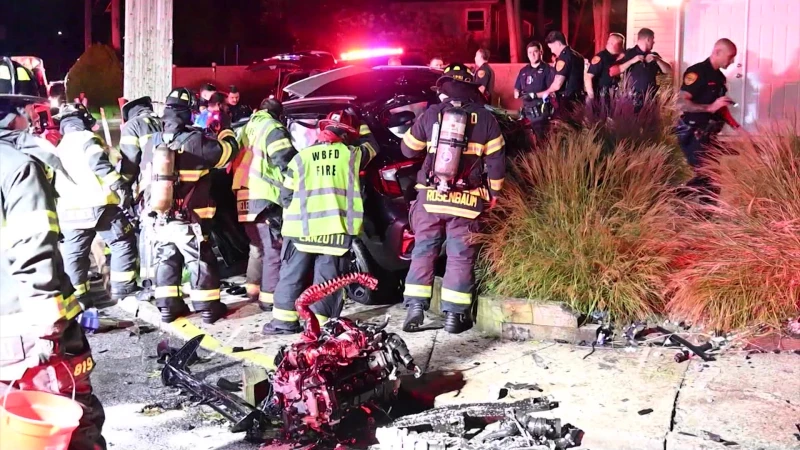 Story image: Suffolk police: 2 killed, 4 seriously injured in West Babylon car crash