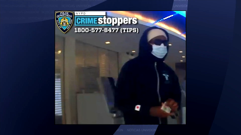 Story image: Univision 41 News Brief: Buscan a ladrón que engañó con cheques falsos a personas en cajeros en Brooklyn