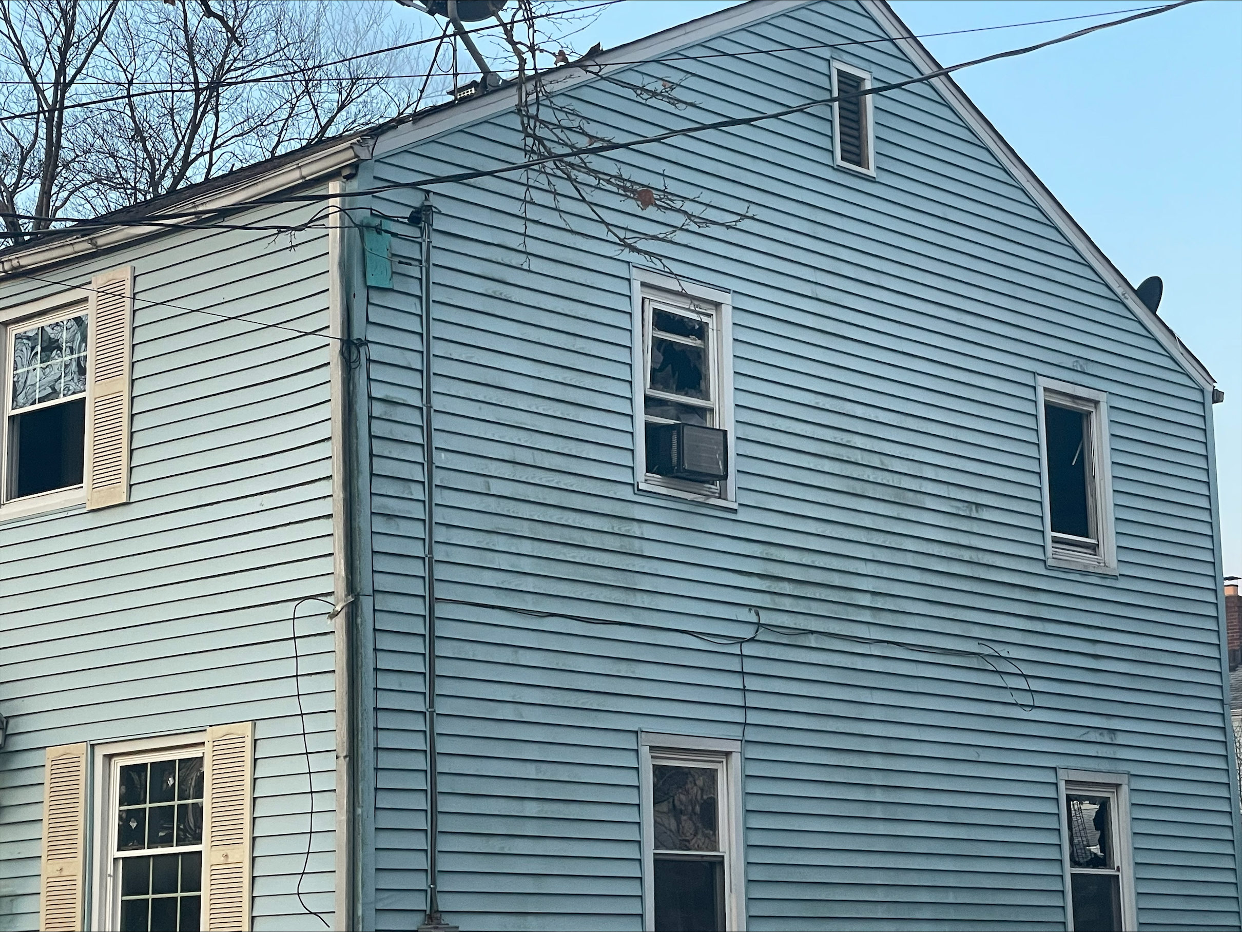 Overnight fire displaces two families in Edison