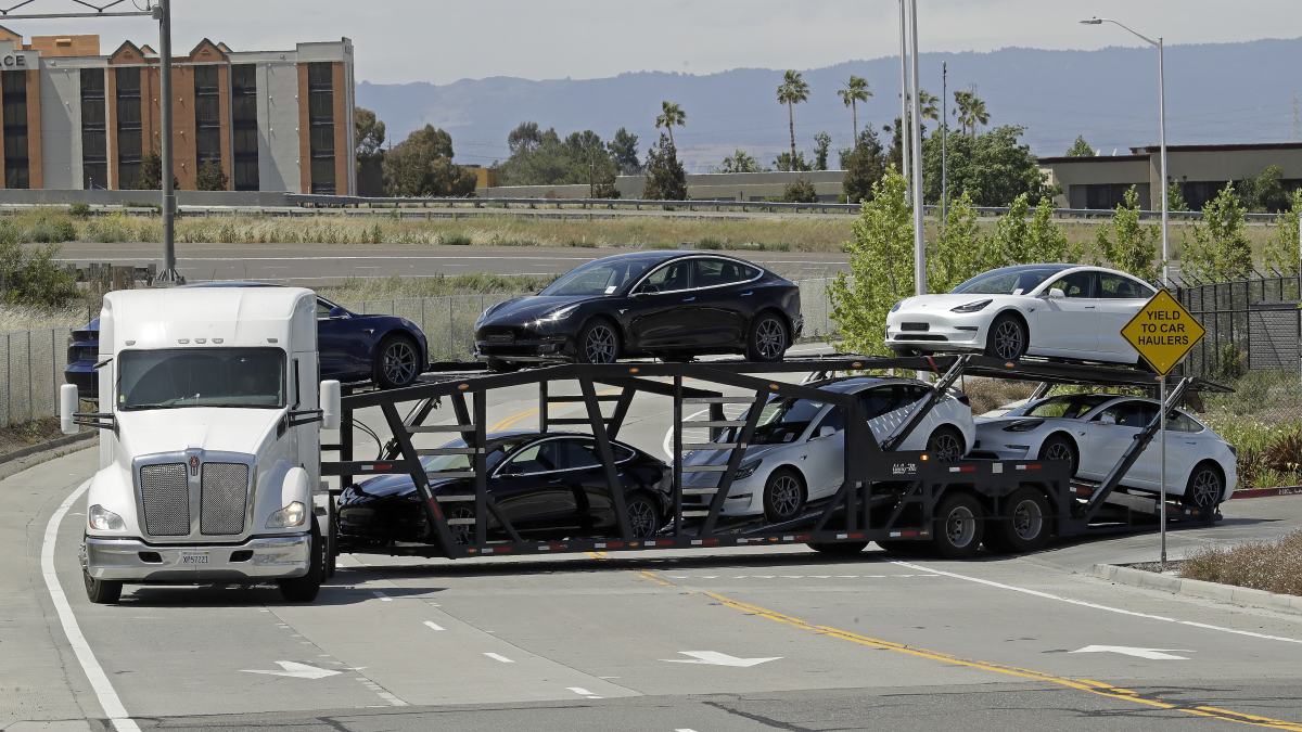 Tesla's Musk Defies Lockdown Order, Restarts California Factory