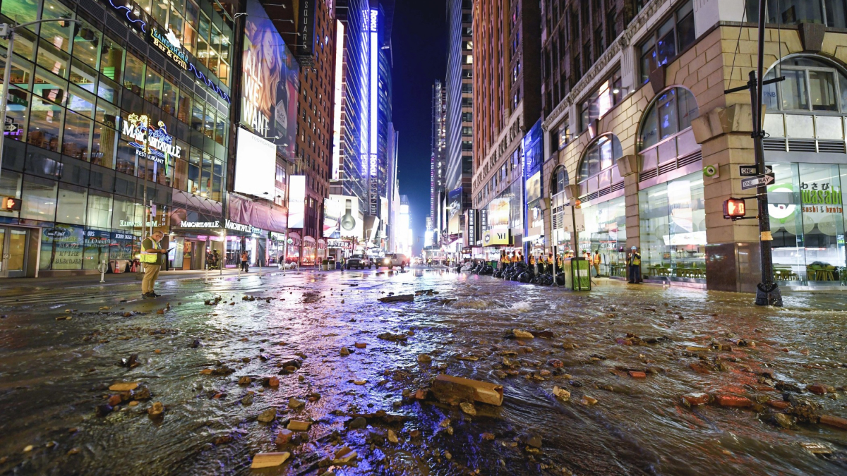 Water Pipe Bursts Under Times Square, Flooding Subway