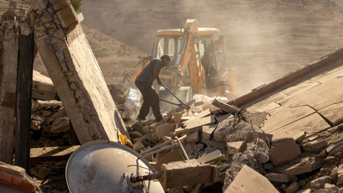 Moroccans With Shovels and Bulldozers Dig Through Rubble but Hope for Survivors Dwindles After Quake