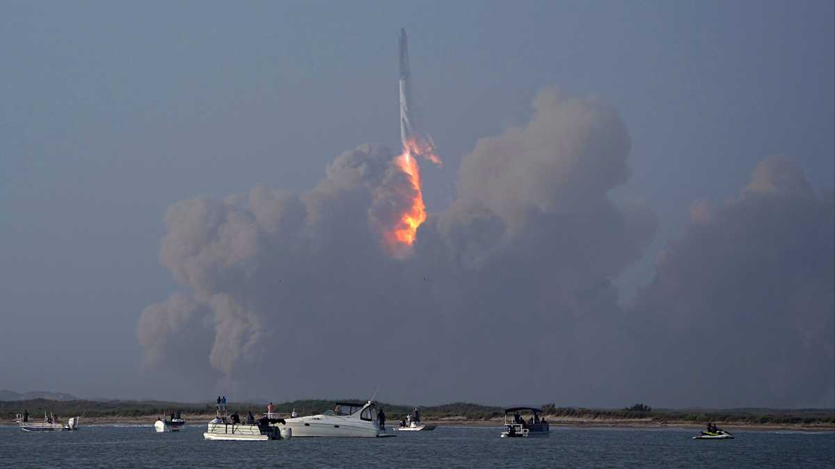 Spacex Giant Rocket Fails Minutes After Launching From Texas