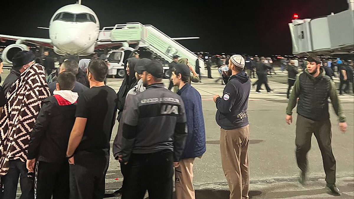 Hundreds Storm Airport in Russia in Antisemitic Riot Over Arrival of Plane From Israel