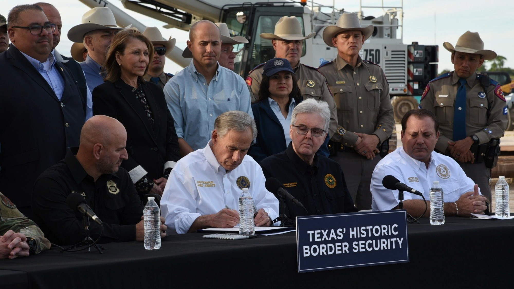 Texas Governor Signs Bill That Lets Police Arrest Migrants Who Enter ...