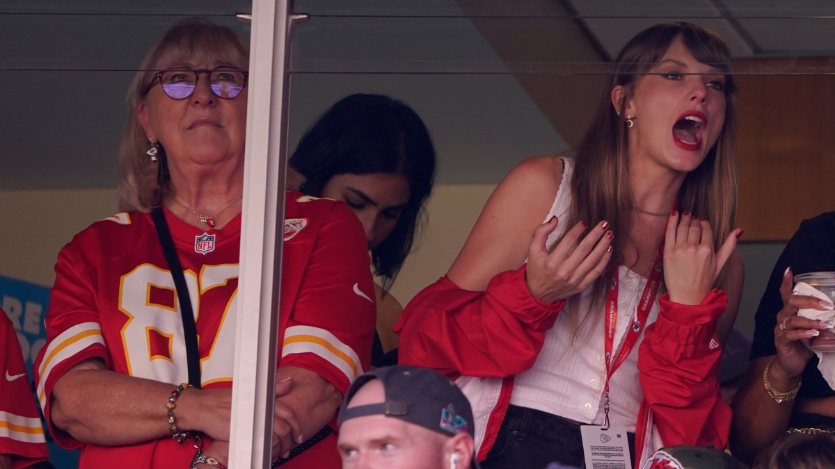 Taylor Swift Turns Out to See Travis Kelce, Kansas City Chiefs Play Chicago Bears