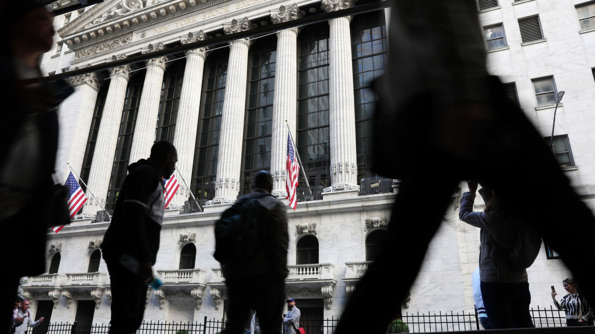Wall Street Ends Mixed Following Strong Data on Wages, Jobs