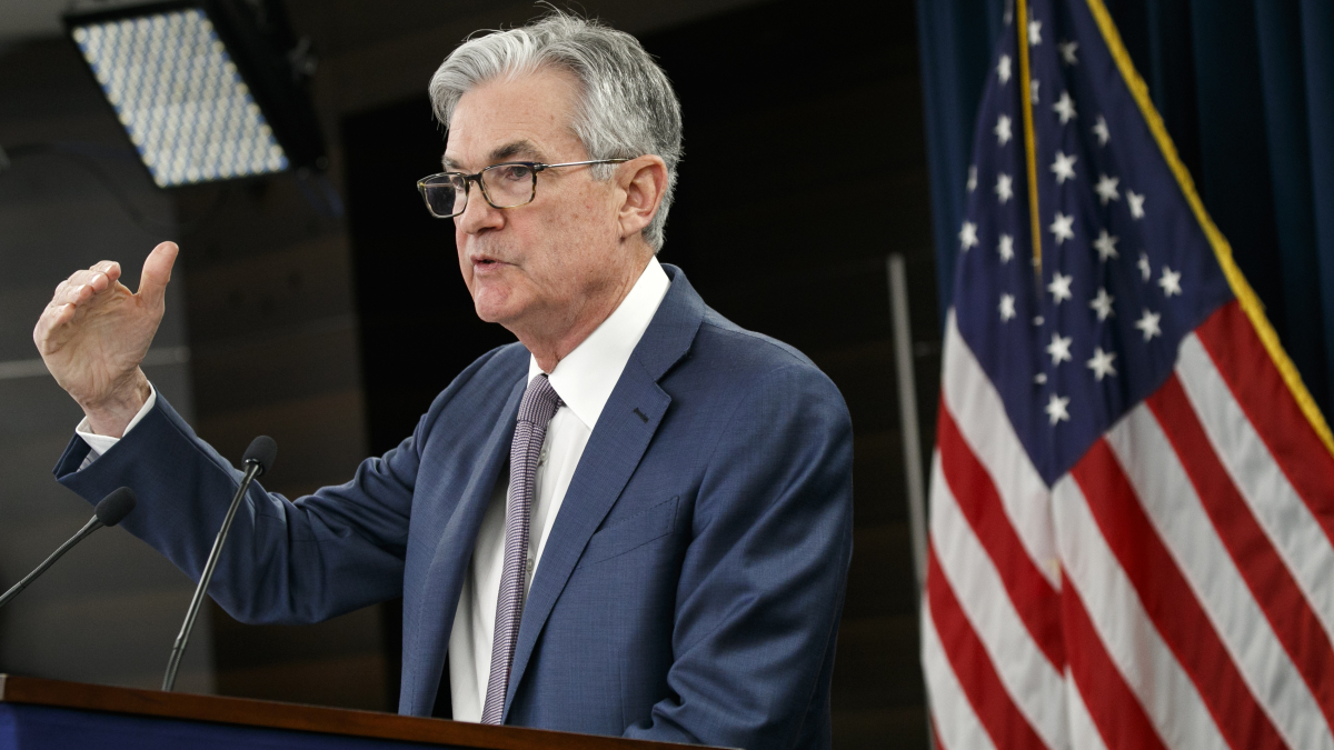 Fed Sees Dim Economic Outlook as Virus Squeezes Economy