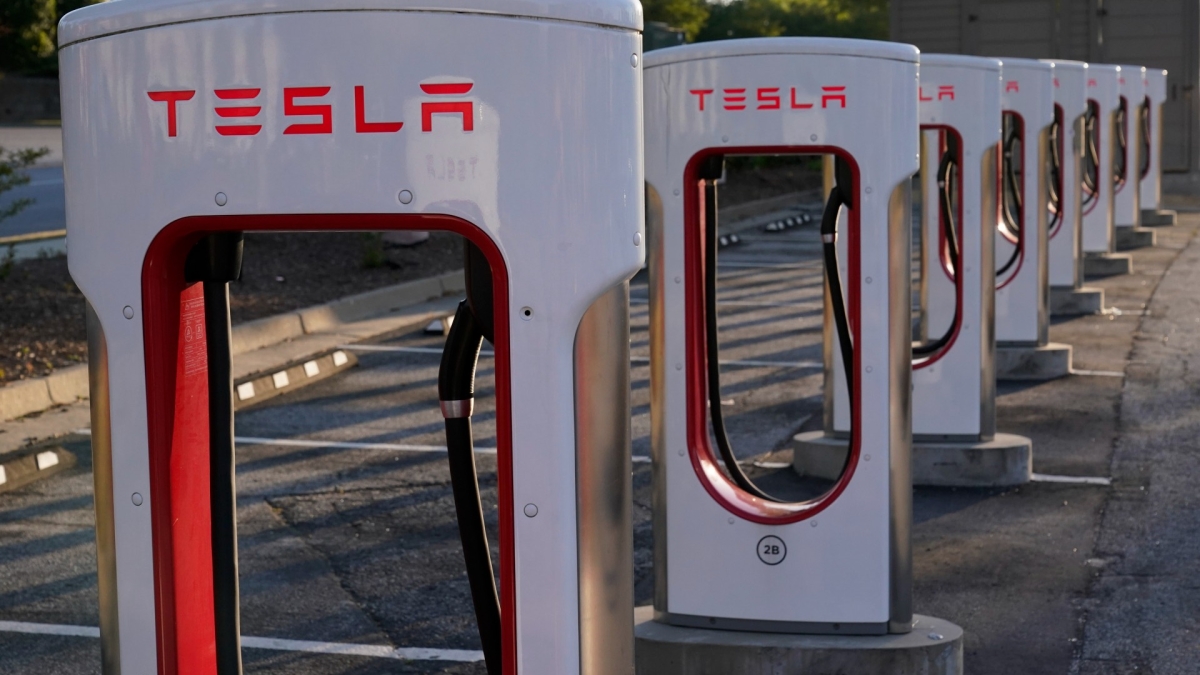 White House Backs Industry Effort to Standardize Tesla's EV Carging Plugs