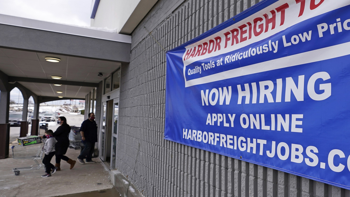 U.S. Jobless Claims Decline to a Still-High 900,000