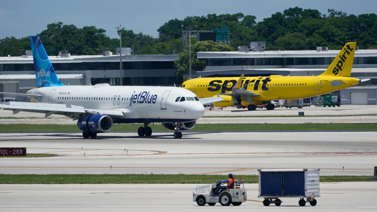 US Sues to Block JetBlue From Buying Spirit Airlines