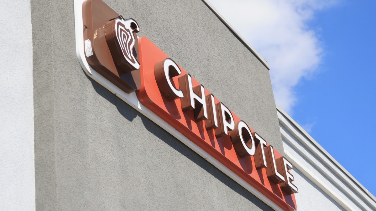 Market Minute: GDP Climbs, Smartphones Sink & Chipotle Expands