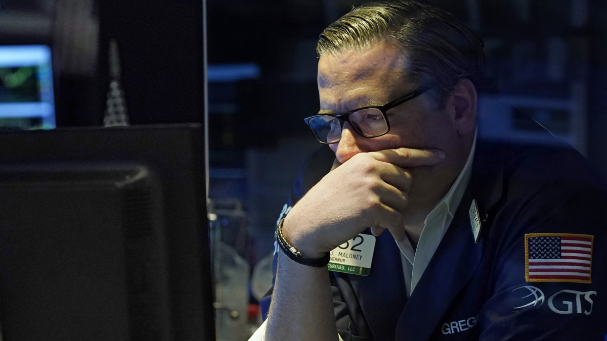 Stocks Skid, Yields Sink as Virus Fears Shake Global Markets