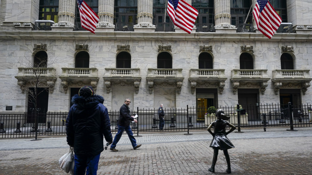 Wall Street Closing Lower; Bank Stocks Fall