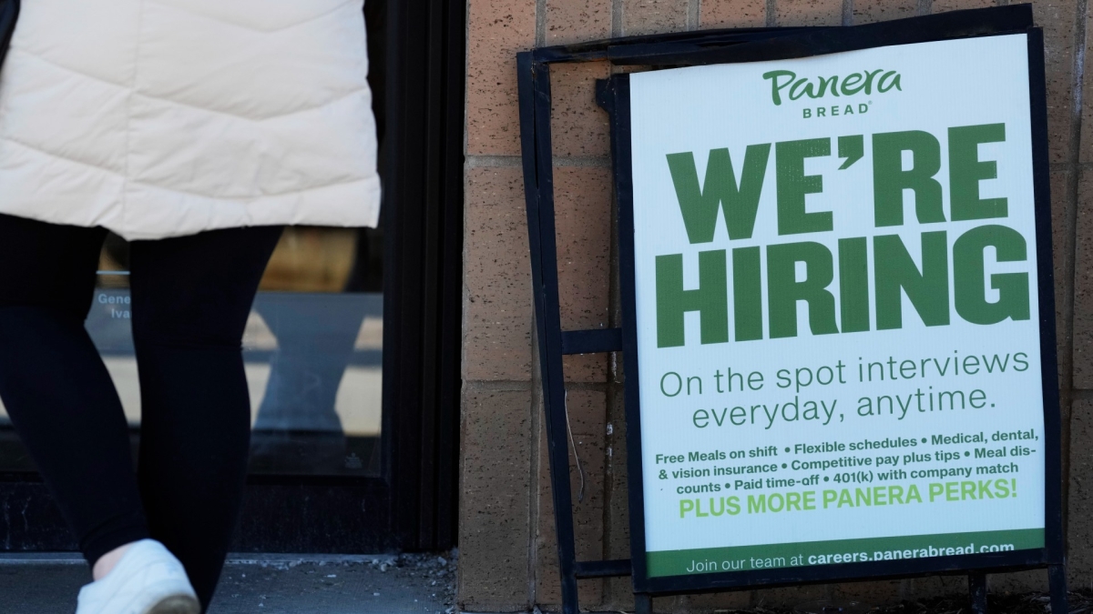 US Jobless Claims Inch Down as Labor Market Remains Tight