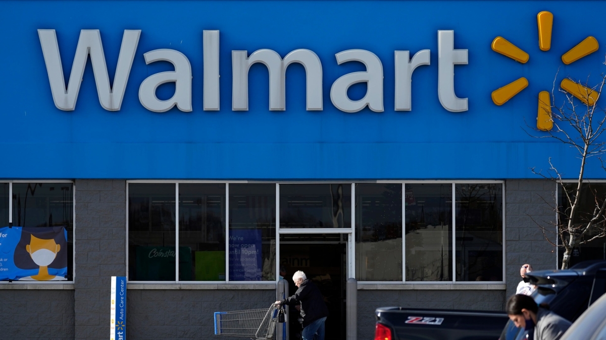 Walmart raises starting pay for managers, average rate for hourly workers